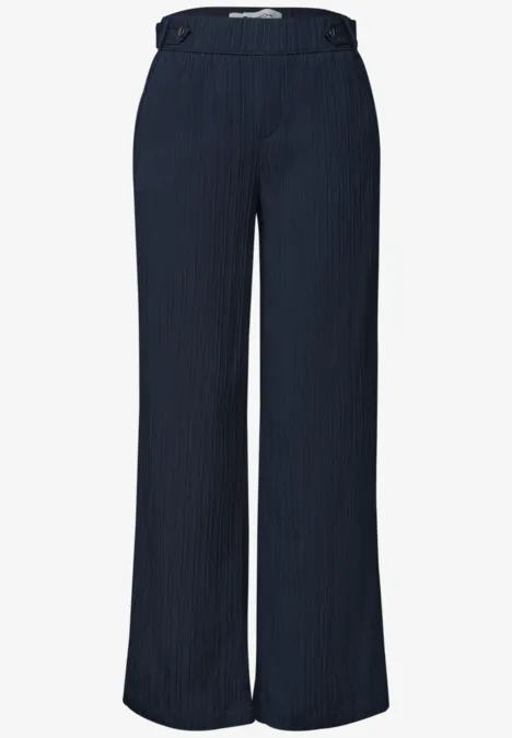 Dunkelblaue, breit geschnittene Hose mit feinen Nadelstreifen und hohem Bund.
