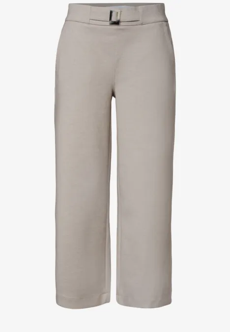 High Waist Culotte met gespdetails clay sand Lichtbeige wijde enkellange broek met hoge taille, plooien vooraan en bijpassende riem.