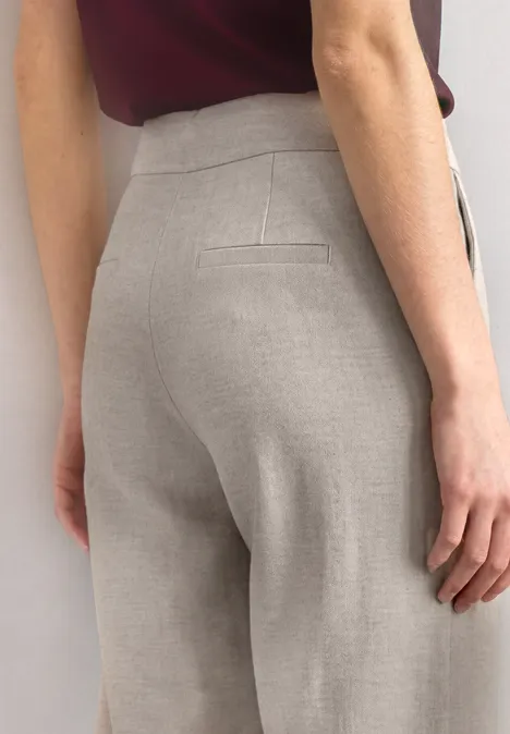 High Waist Culotte met gespdetails clay sand Achteraanzicht van een persoon in strak gesneden, lichtgrijze pantalon met tailleband.