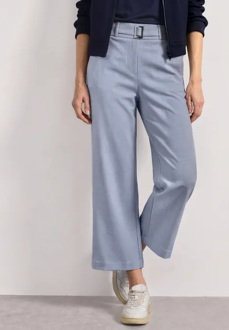 High Waist Culotte met gespdetail whispery blue Lichtblauwe, hooggetailleerde culotte met riem, gecombineerd met witte sneakers.