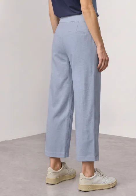 High Waist Culotte met gespdetail whispery blue Lichtblauwe wijde broek van achteren gezien, gecombineerd met lichte sneakers.