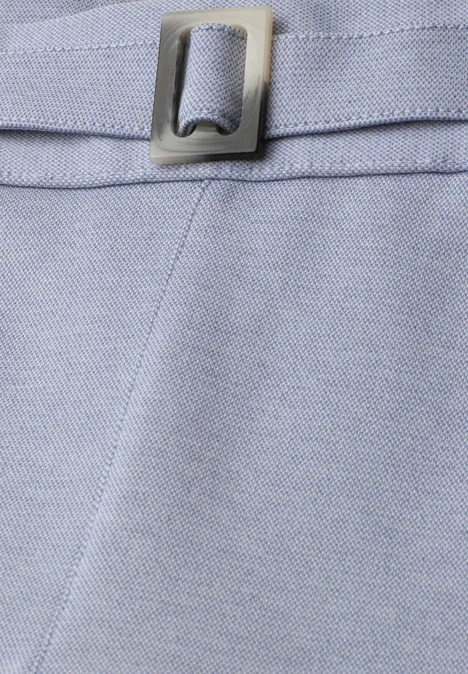 High Waist Culotte met gespdetail whispery blue Close-up van lichtblauw stof met naad en zilverkleurige metalen gesp.