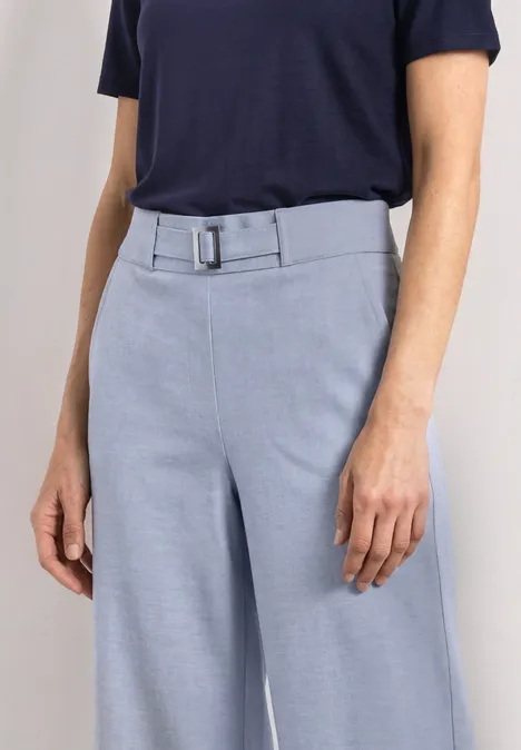 High Waist Culotte met gespdetail whispery blue Marineblauw shirt en lichtblauwe, wijde pantalon met riem.
