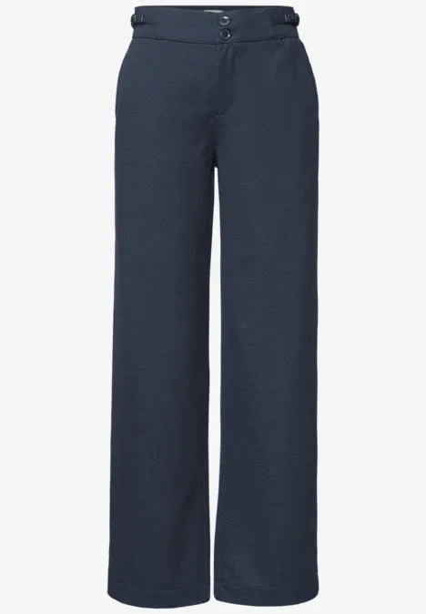 Dunkelblaue Damenhose mit weitem Bein, hoher Taille und Knopfverschluss, eleganter, fließender Schnitt.