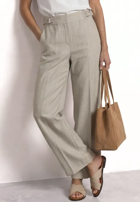High Waist Straight Leg Hose im Casual Fit dark creamed sand Person in weiten hellbeigen Leinenhosen, weißem Oberteil, brauner Tasche und beigen Sandalen.