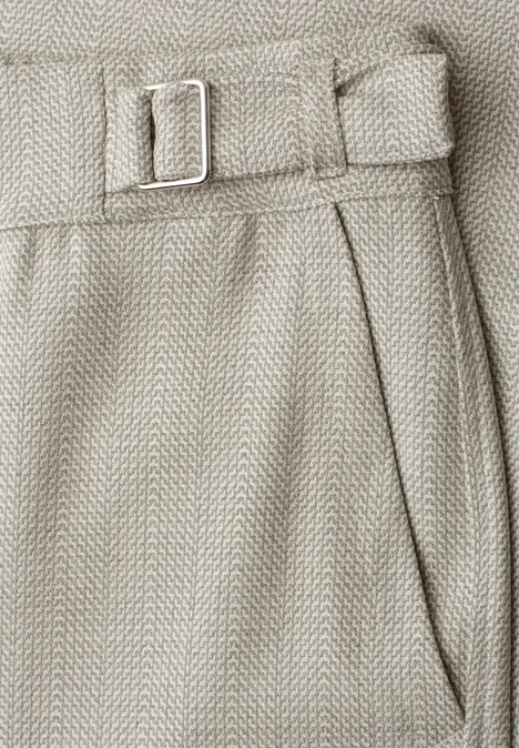High Waist Straight Leg Hose im Casual Fit dark creamed sand Nahaufnahme einer beigefarbenen Hose aus Fischgrätenstoff mit seitlicher Riemenverstellung und Tasche