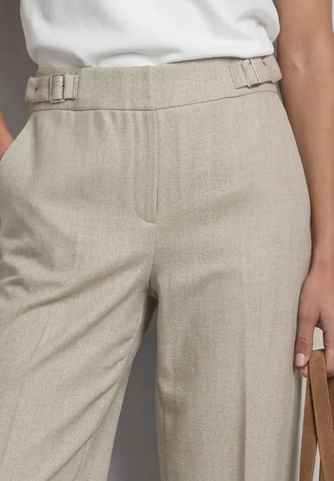 High Waist Straight Leg Hose im Casual Fit dark creamed sand Beige Bundfaltenhose mit Schnallenbund, kombiniert mit weißem Shirt und Handtasche