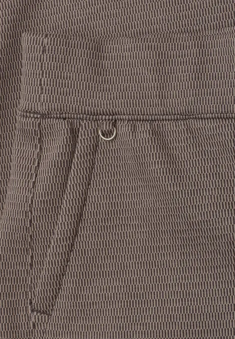High Waist Culotte im Casual Fit black coffee Nahaufnahme einer braunen, strukturierten Stofftasche mit seitlicher Öffnung und kleinem Metallring.