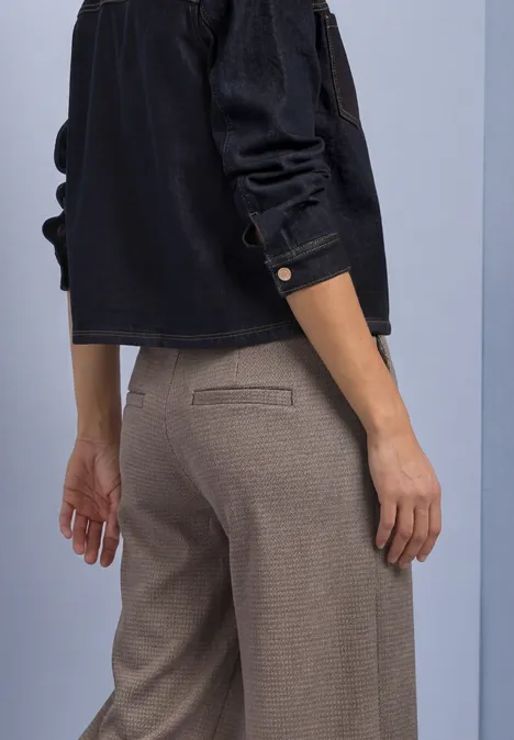 High Waist Culotte im Casual Fit black coffee Person von der Taille abwärts in graubrauner Hose mit Leistentasche und schwarzer Bluse, seitlich von hinten.