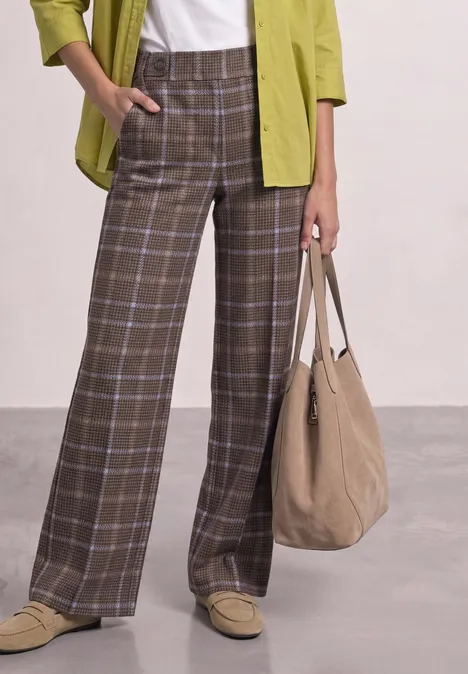 Wide Leg Velorus Hose im Casual Fit silk brown Weite braune Karohose im Karo-Look mit weißem T-Shirt, grünem Overshirt und beigem Shopper.