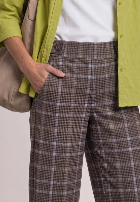 Wide Leg Velorus Hose im Casual Fit silk brown Person trägt karierte braune Hose, weißes Top, grünes Hemd und eine Schultertasche.