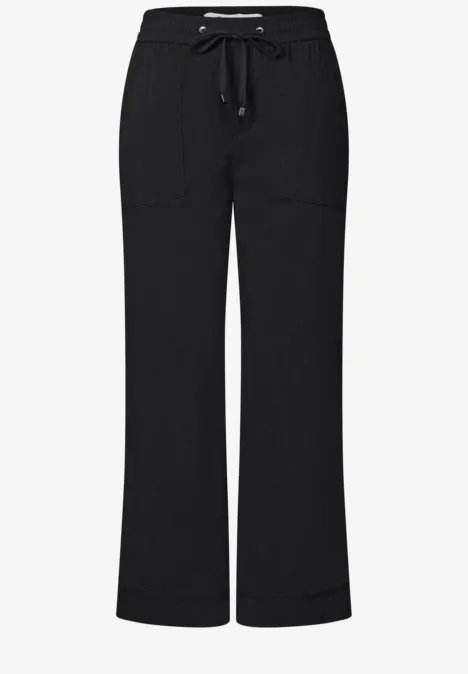 Schwarze, locker geschnittene Hose mit Kordelzugbund und weitem Bein.