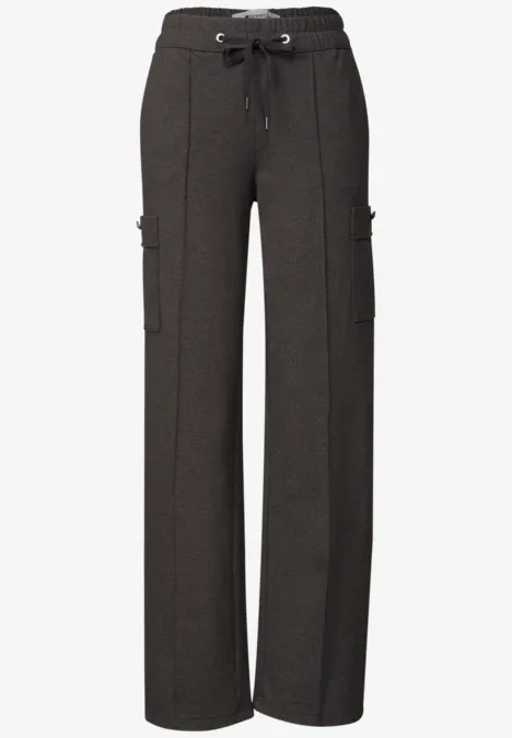 Zwarte, wijde cargobroek met elastische taille, trekkoord en zijzakken.