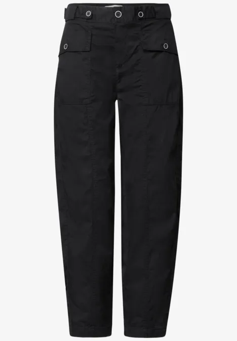 Schwarze, gerade geschnittene Cargo-Hose mit mehreren Taschen und Gürtelschlaufen.