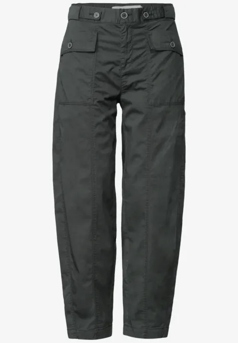 Dunkle Cargo-Hose mit mehreren Taschen und verstellbarem Bund.