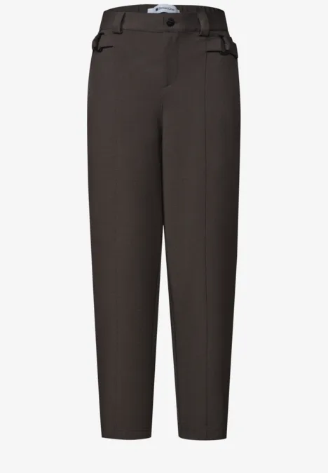 High Waist Barrel Leg Hose im Casual Fit black coffee Hoch taillierte, braune Stoffhose mit Bügelfalten, seitlichen Eingrifftaschen und verengtem Beinabschluss.