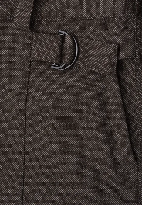 High Waist Barrel Leg Hose im Casual Fit black coffee Nahaufnahme einer dunkelbraunen Hose mit D-Ring-Gürtel und seitlicher Tasche