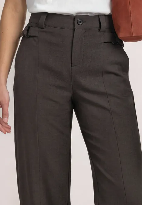 High Waist Barrel Leg Hose im Casual Fit black coffee Nahaufnahme einer Person in braunen Hosen und weißem Oberteil mit roter Tasche