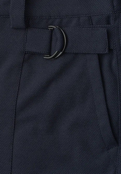 High Waist Barrel Leg Hose im Casual Fit darkest blue Nahaufnahme von dunkelblauem Stoff mit eingenähtem Gürtel und schwarzem D-Ring-Verschluss.