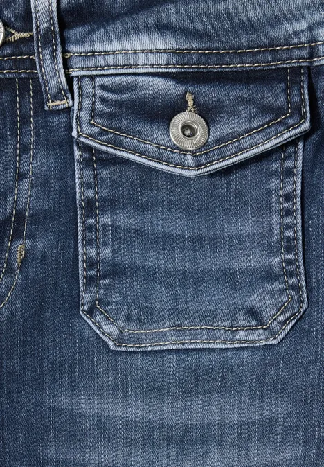 Mid Waist Bootcut Jeans im Slim Fit Medium Blue Random Washed Detailansicht einer Jeans mit Klappentasche und Metallknopf.