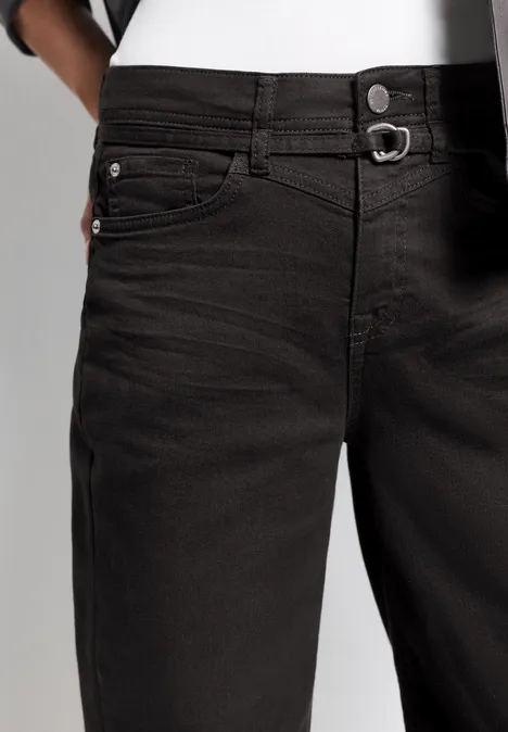 High Waist Barrel Leg Jeans im Loose Fit Brown Washed Schwarz gefärbte Jeanshose mit Gürtelschlaufen, Rundringen am Bund und typischen Taschenansätzen.