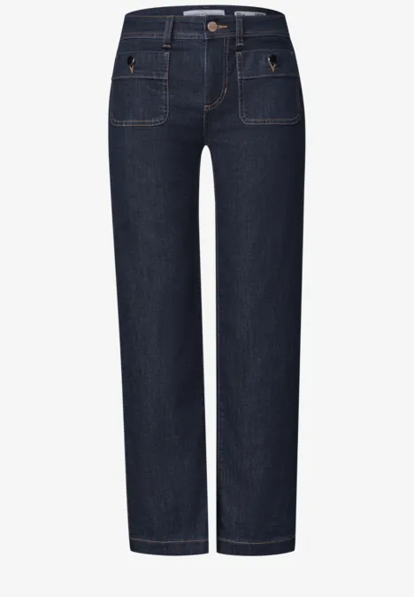 Donkerblauwe, recht vallende jeans met hoge taille en opgestikte zakken.