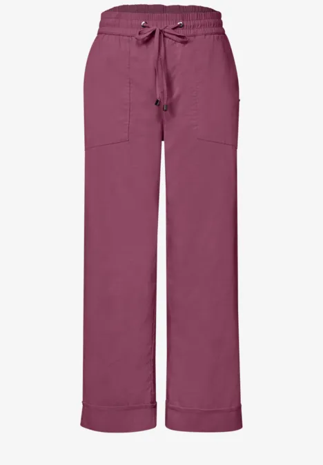 Lila Bundhose mit weitem Bein, Kordelzug und aufgesetzten Taschen.