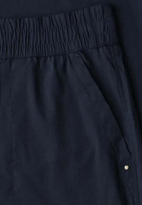 Pantalon Straight Leg et décontracté, avec revers darkest blue Pantalon bleu marine à taille élastique avec poche latérale et rivet métallique.