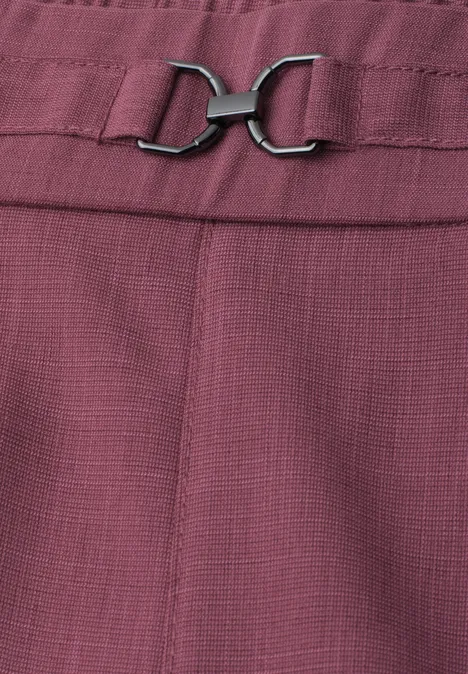 Slim Leg Hose mit Schnallendetail dark clouded blush Nahaufnahme einer pflaumenfarbenen Stoffhose mit feiner Struktur und silberner Metallverschlussschnalle.