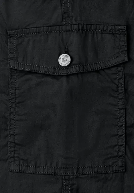 Poche en tissu noir avec rabat et bouton argenté.