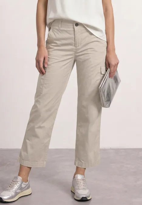 Straight Leg Hose im Cargo-Look clay sand Beine in beigen Culotte-Hosen, weißem Top, silbernen Sneakern und silberner Clutch