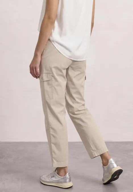 Straight Leg Hose im Cargo-Look clay sand Frau in beigen Cargohosen, weißem Top und hellen Sneakern, stehend, seitlich/rückansicht.