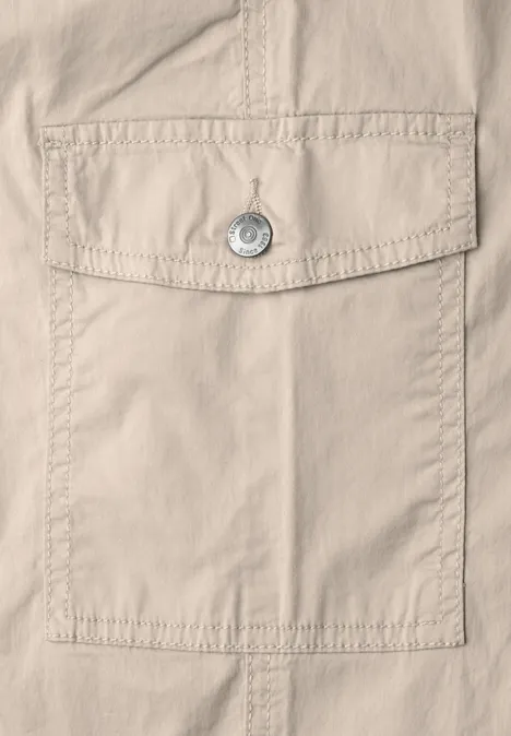 Straight Leg Hose im Cargo-Look clay sand Nahaufnahme einer beigen Stofftasche mit Klappe, Knopf und sichtbaren Nähten.