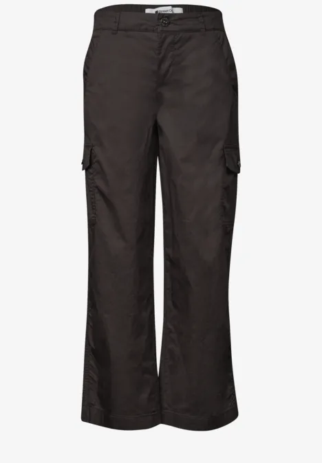 Pantalon cargo ample noir avec poches latérales à rabat et coupe décontractée