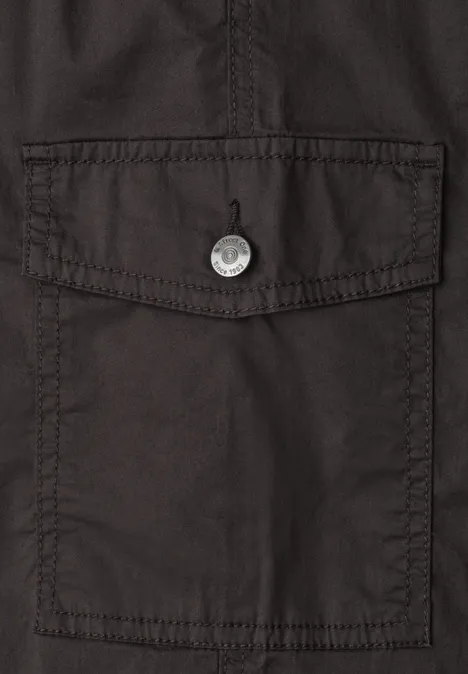 Poche en tissu noir avec rabat angulaire, surpiqûres apparentes et bouton-pression argenté.