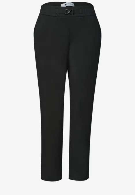 Schwarze, taillierte Hose mit Gürtelbund und leicht schmal zulaufendem Bein.