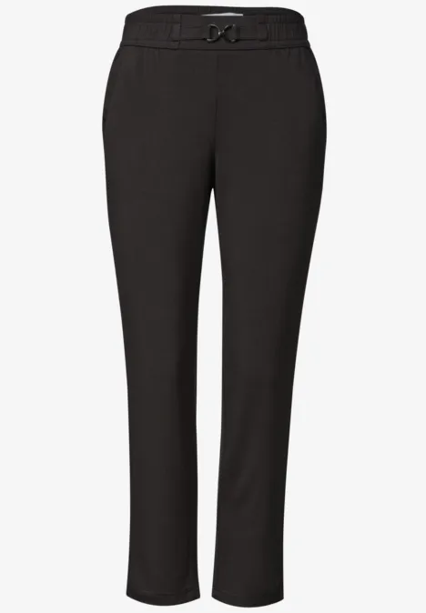 Schlichte schwarze Damenhose mit geradem Schnitt, mittelhohem Bund und klassischem Design.