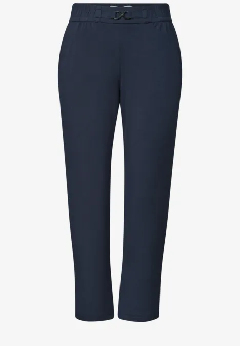 Donkereblauwe, elegante damesbroek met rechte snit en taps toelopende pijpen.
