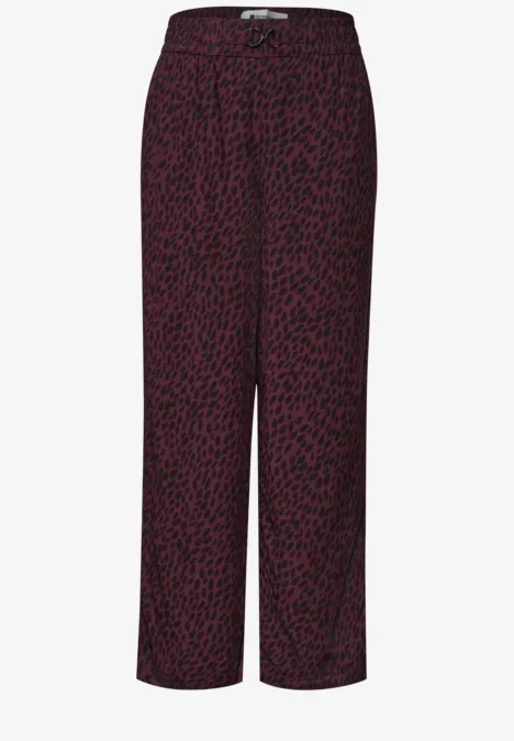 Mid Waist Straight Leg Hose mit Print rustic rouge Locker geschnittene weinrote Hose mit schwarzem Leoprint und elastischem Bund.