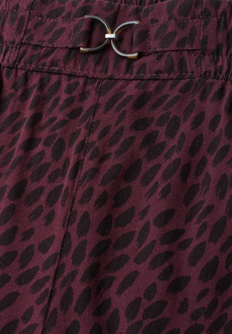 Mid Waist Straight Leg Hose mit Print rustic rouge Bordeauxroter Stoff mit dunklem Leopardenmuster und goldfarbener Schnalle