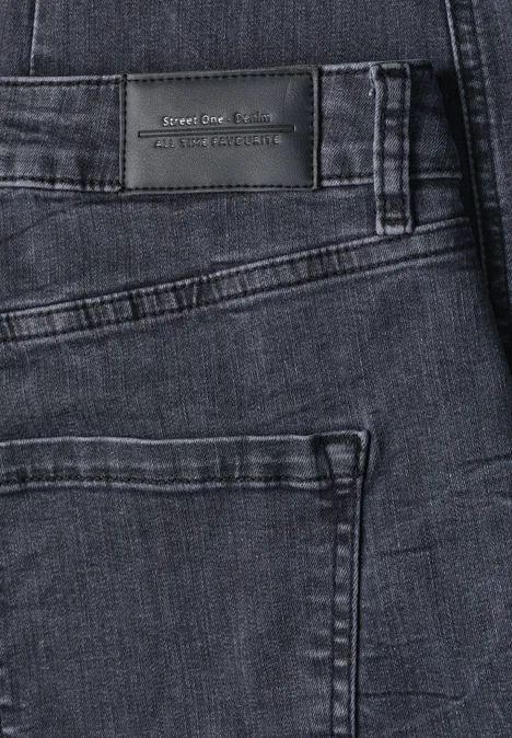 High Waist Barrel Leg Jeans im Loose Fit Steel Grey Washed Dunkle Jeans in Nahaufnahme, Rückentasche mit Label