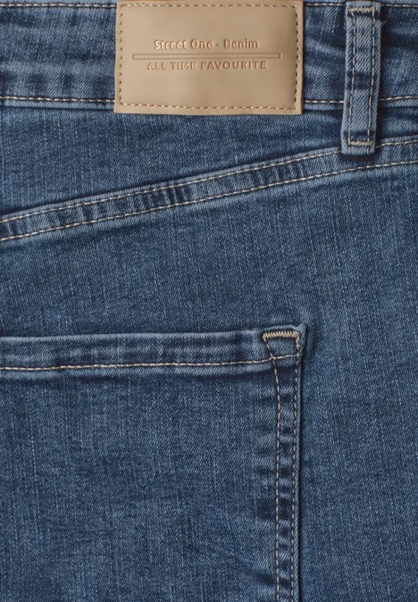 High Waist Barrel Leg Jeans im Loose Fit Medium Blue Washed Nahaufnahme einer blauen Jeans mit Gesäßtasche und Lederetikett.