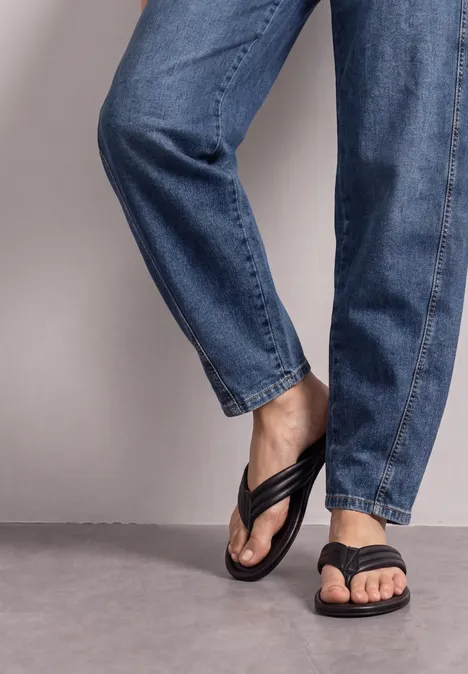 High Waist Barrel Leg Jeans im Loose Fit Medium Blue Washed Beine in blauen Jeans und schwarzen Flip-Flops