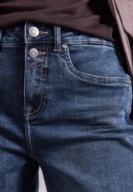 High Waist Barrel Leg Jeans im Loose Fit Mid Blue Random Washed Nahaufnahme dunkler Jeans mit sichtbaren Taschen und doppeltem Knopfverschluss.