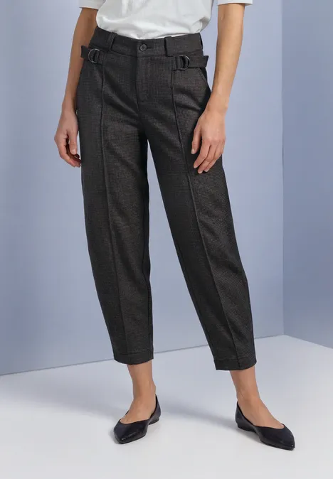 Barrel Leg Hose mit Schnallendetail black coffee Dunkelgraue, hoch taillierte Hose mit Bügelfalte und Gürtel kombiniert mit schwarzen, spitzen Ballerinas.