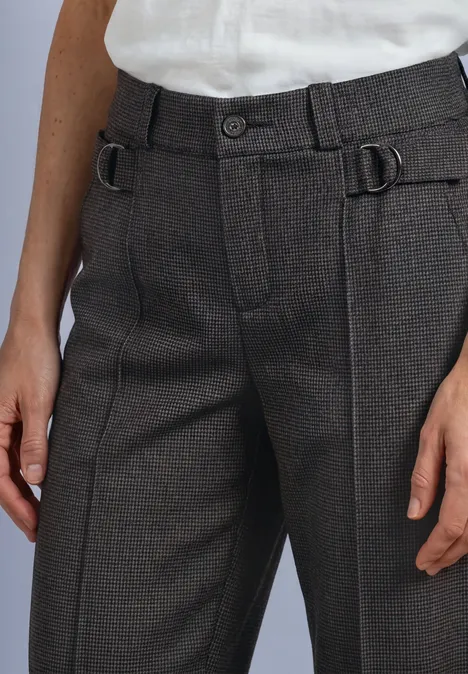 Barrel Leg Hose mit Schnallendetail black coffee Person trägt braune Wollhose mit seitlichen Schnallen und ein weißes Hemd.