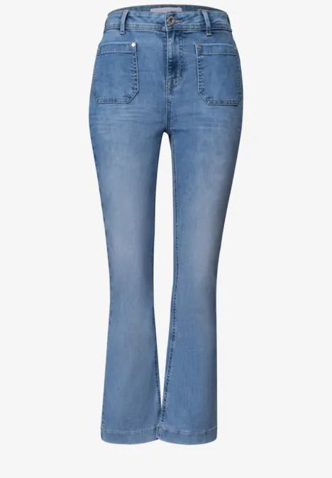 Hellblaue Bootcut-Jeans mit hohem Bund und aufgesetzten Taschen.