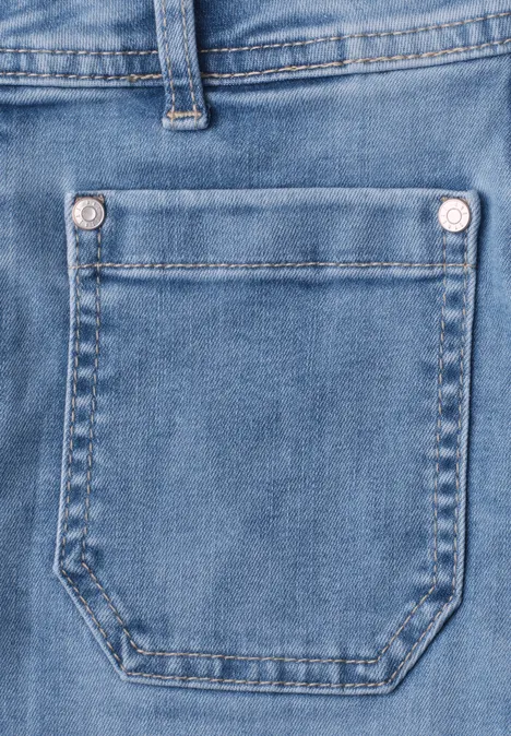 Nahaufnahme einer blauen Jeans mit sichtbarer Tasche und Nahtdetails.