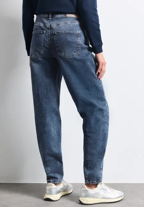 Jeans met High Waist en wijd uitlopende pijpen in een Loose Fit-pasvorm Medium Blue Random Washed Persoon van achteren in losse blauwe jeans en lichte sneakers.