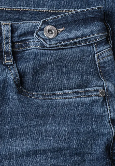 Jeans met High Waist en wijd uitlopende pijpen in een Loose Fit-pasvorm Medium Blue Random Washed Close-up van een blauwe spijkerbroekzak met drukknopdetail.